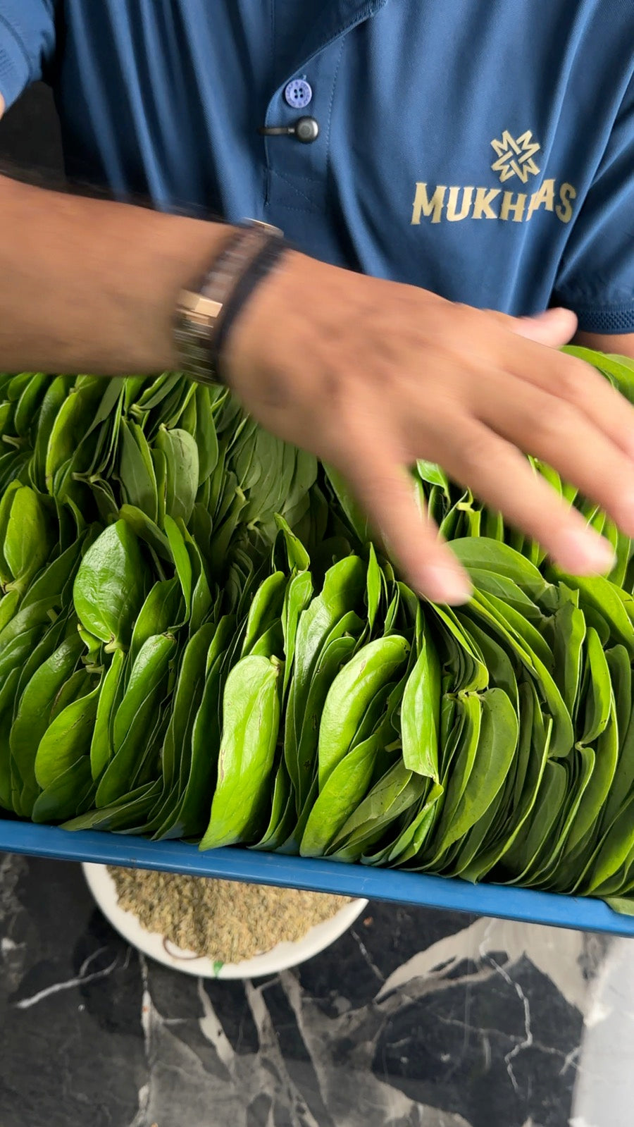 A tray of fresh Calcutta paan leaves